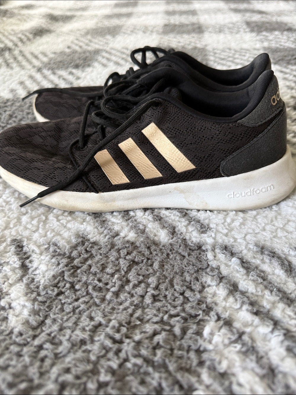 Adidas Black Cloud Foam Knit Trainers with Rose colored Three-Stripes 🩷👟